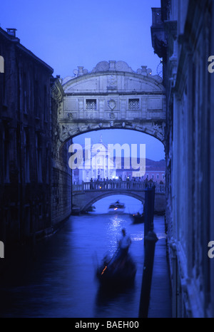 Gondel unter der Seufzerbrücke nachts San Giorgio Maggiore im Hintergrund San Marco Sestier Venedig Veneto Italien Stockfoto