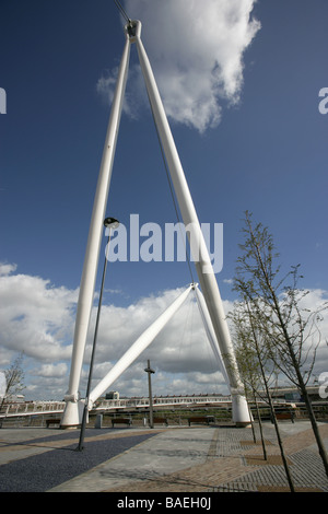 Stadt von Newport, Wales. Newport Stadt Steg und Zyklus Brücke ist Teil des Projekts Newport Riverside Regeneration. Stockfoto