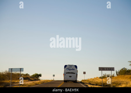 Mexiko La Paz Aguila Bus auf der Autobahn nach La Paz Warnschild gegen Trunkenheit am Steuer in Spanisch Si Toma keine Manaje Stockfoto