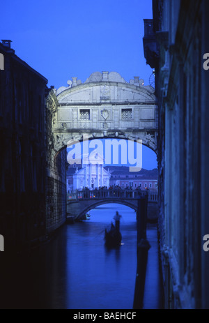 Gondel unter der Seufzerbrücke nachts San Giorgio Maggiore im Hintergrund San Marco Sestier Venedig Veneto Italien Stockfoto