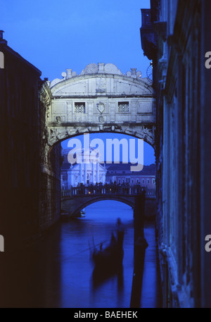 Gondel unter der Seufzerbrücke nachts San Giorgio Maggiore im Hintergrund San Marco Sestier Venedig Veneto Italien Stockfoto