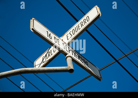 Mexiko-La Paz-Straßenschilder an Kreuzung betrachtet von unten Stromleitungen 16 de Septiembre und Esquerro Stockfoto