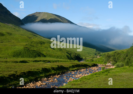 Beinn Mhic Chasgaig über dem Morgennebel in Glen Etive, Highland Region, Schottland, Großbritannien Stockfoto