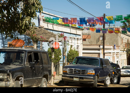 Mexiko Todos Santos farbiges Papier Fahnen hängen über Street in downtown Shop und Galerie Bezirk staubige LKW geparkt Stockfoto