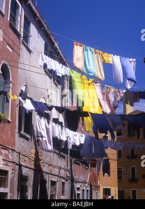 Waschen auf Linien in typisch venezianische Straße in der Nähe von Riva dei Sette Martiri Castello Sestier Venedig Veneto Italien Stockfoto