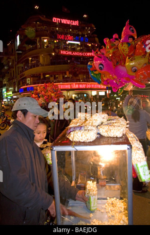 Straßenhändler verkaufen Popcorn während Tet in Hanoi Vietnam Stockfoto