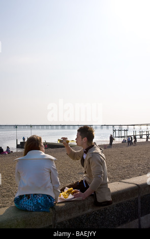 Zwei Personen essen Fisch und Chips am Meer Southend in Essex.  Foto von Gordon Scammell Stockfoto