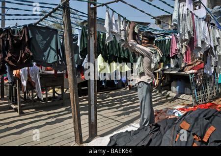 Hängende Wäsche in einer Farbe codiert Sequenz am Dhoby Ghat in Mumbai, Indien Stockfoto