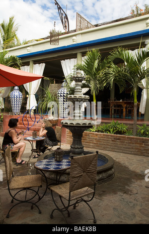 Mexiko Todos Santos zwei Frauen sitzen am Tisch im Innenhof des Restaurants im Hotel California Stockfoto