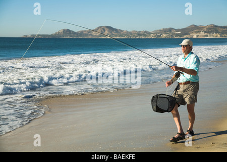 San Jose del Cabo in Mexiko kaukasischen mittleren Alter Mann Salzwasser Fliegenfischen im Meer von Cortez vom Strand mit Rute und Rolle Stockfoto