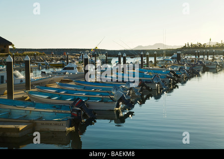 Mexiko Pueblo La Playa Panga und macht Boote vertäut am Yachthafen im geschützten Hafen Stockfoto