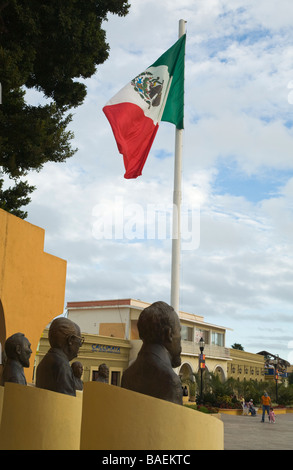 San Jose del Cabo in Mexiko Büsten auf dem Display auf downtown Plaza mexikanische Flagge fliegende Geschäfte und Restaurants im Geschäftsviertel Stockfoto