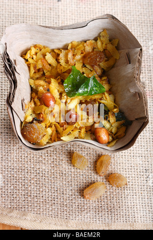 Chivda ist eine traditionelle Maharastrian knusprig, Cranchy Snack mit abgeflachten Reis oder Reis gepufft Stockfoto