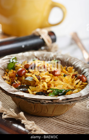 Chivda ist eine traditionelle Maharastrian knusprig, Cranchy Snack mit abgeflachten Reis oder Reis gepufft Stockfoto