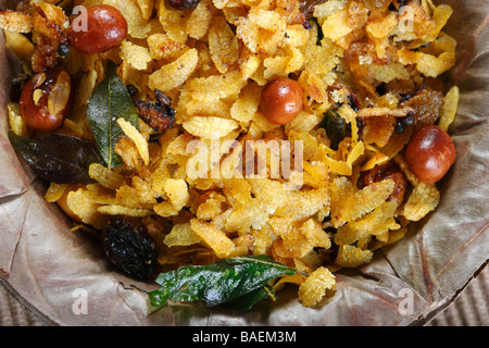 Chivda ist eine traditionelle Maharastrian knusprig, Cranchy Snack mit abgeflachten Reis oder Reis gepufft Stockfoto