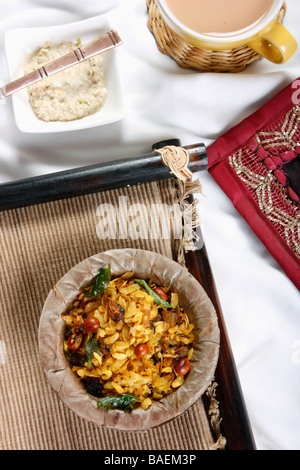 Chivda ist eine traditionelle Maharastrian knusprig, Cranchy Snack mit abgeflachten Reis oder Reis gepufft Stockfoto