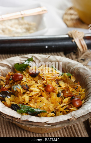 Chivda ist eine traditionelle Maharastrian knusprig, Cranchy Snack mit abgeflachten Reis oder Reis gepufft Stockfoto