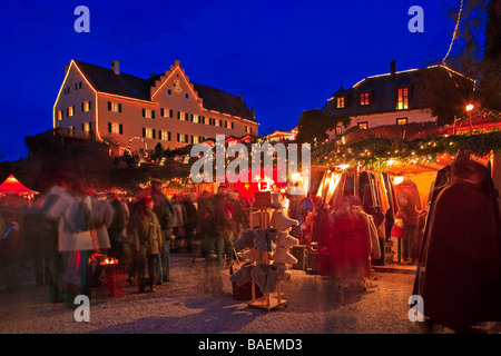 Nachtbeleuchtung auf den Weihnachtsmärkten auf dem Hexenagger Schloss Hexenagger Bayern Deutschland Europa Stockfoto