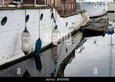 Einem alten Holzboot sitzt im Hafen Stockfoto