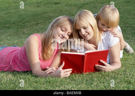 Mutter mit ihren Kindern auf der Wiese Stockfoto