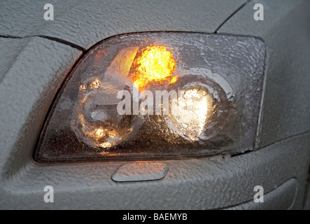 Gefrierender Regen erstellt Eisschicht auf dem Auto Scheinwerfer und das ganze Auto Stockfoto