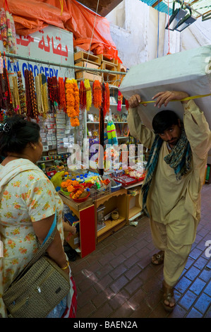 Arbeiter im Hindi Lane Dubai Stockfoto