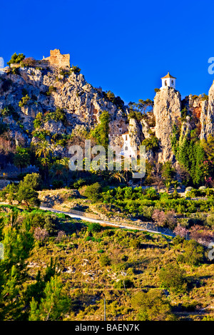 Ruinen des Castell de Guadalest, Burg Guadalest und die weiß gewaschene Kirche Glockenturm in der Stadt von Guadalest, Costa Blanca. Stockfoto