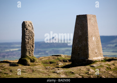 Marker Stein Ordnance-Spalte und auf der Suche nach Nähe Topping von Carlton Bank England Stockfoto