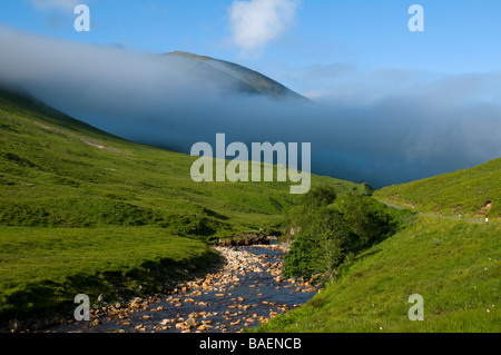 Beinn Mhic Chasgaig über dem Morgennebel in Glen Etive, Highland Region, Schottland, Großbritannien Stockfoto