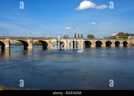 Brücke über die Loire bei Saumur Frankreich Stockfoto