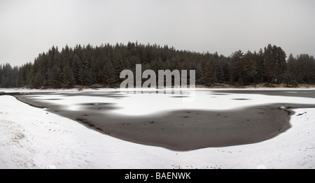 Winter-Szene, Panorama-Bild der Shiroka Polyana Staudamm, Rhodopi Gebirge Stockfoto