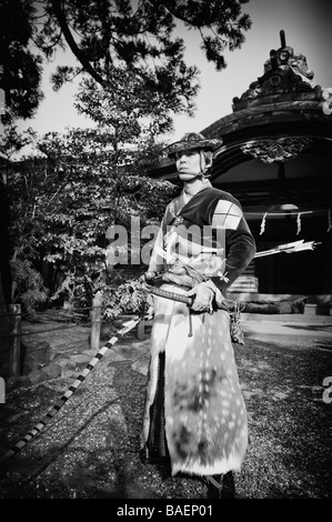 Archer in der Kleidung der Samurai posiert vor dem Tsurogaoka Hachimangu Schrein - Kamakura, Japan Stockfoto