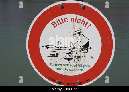 Deutsche Verkehrszeichen "Bitte nicht füttern birds'at Fluss Isar, Bad Tölz, Upper Bavaria, Deutschland, Europa Stockfoto