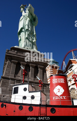 Nachbildung der Statue of Liberty mit einem Feuer-Boot außerhalb New York New York Hotel &amp; Casino Las Vegas Nevada, usa Stockfoto