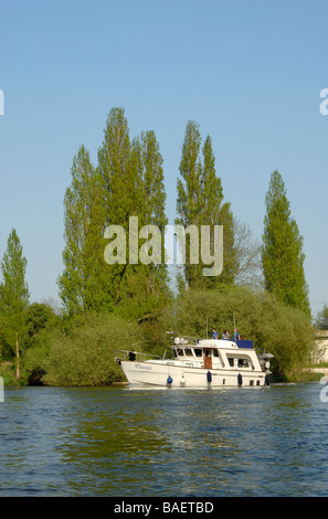 Stahl geschält Motoryacht mit Familie an Bord verlassen den Desborough Schnitt auf der Themse, Weybridge, Surrey, England Stockfoto