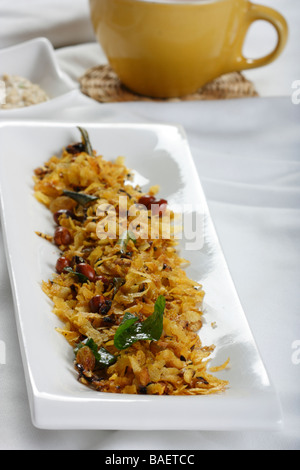 Chivda ist eine traditionelle Maharastrian knusprig, Cranchy Snack mit abgeflachten Reis oder Reis gepufft Stockfoto