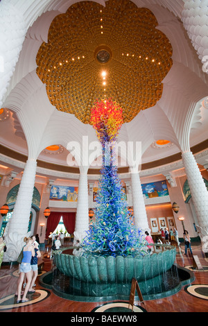 Eine massive Glas Kunst Instalation im Foyer des hyper luxuriösen Atlantis auf der Palm-Hotel in Dubai Stockfoto