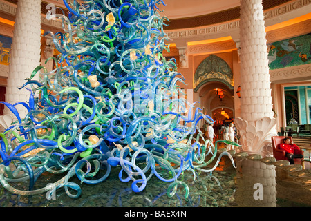 Eine massive Glas Kunst Instalation im Foyer des hyper luxuriösen Atlantis auf der Palm-Hotel in Dubai Stockfoto