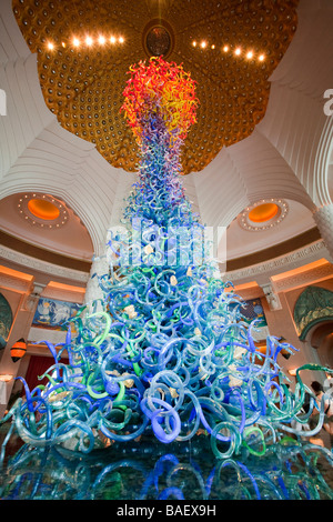 Eine massive Glas Kunst Instalation im Foyer des hyper luxuriösen Atlantis auf der Palm-Hotel in Dubai Stockfoto