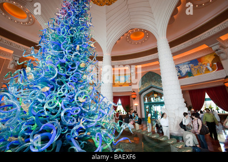 Eine massive Glas Kunst Instalation im Foyer des hyper luxuriösen Atlantis auf der Palm-Hotel in Dubai Stockfoto