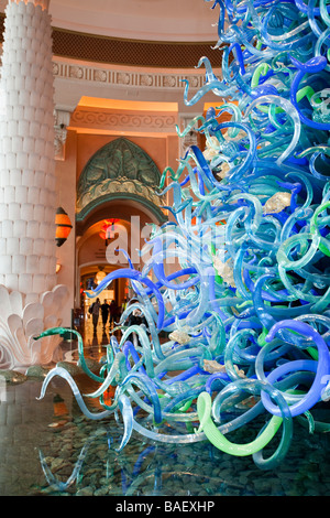 Eine massive Glas Kunst Instalation im Foyer des hyper luxuriösen Atlantis auf der Palm-Hotel in Dubai Stockfoto