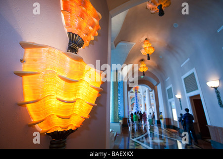 Eine massive Glas Kunst Instalation im Foyer des hyper luxuriösen Atlantis auf der Palm-Hotel in Dubai Stockfoto