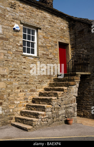 Rote Türen und Treppe in Muker Swaledale Yorkshire Dales England Stockfoto