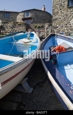 Boote auf Boot starten Kirche Cove, in der Nähe von the Lizard Küste Süd Cornwall, England Stockfoto