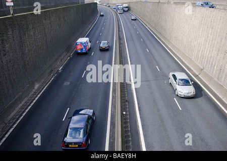 Blick hinunter auf Beschleunigung Verkehr auf einer zweispurigen Autobahn Stockfoto