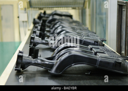 Einlass Sammelleitungen für Ford 4,0 L SOHC Motoren auf einer Produktionslinie Stockfoto