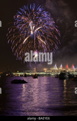 Kanada Tag Feuerwerk über Vancouver angesehen vom Stanley Park - Vancouver, British Columbia, Kanada Stockfoto