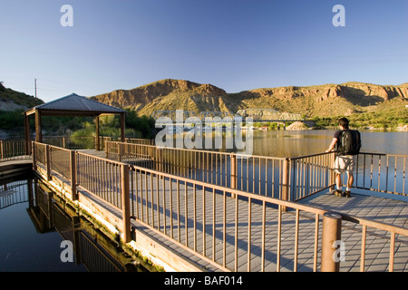 Backpacker mit Blick auf See - Apache Trail in Arizona Stockfoto