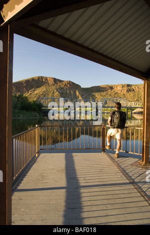 Backpacker mit Blick auf See - Apache Trail in Arizona Stockfoto