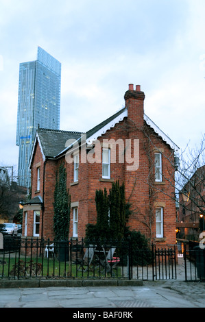 Die alte Schleusenwärter Hütte im Castlefield am Manchester-Kanal mit dem Hilton Hotel moderne Beetham Tower im Hintergrund Stockfoto